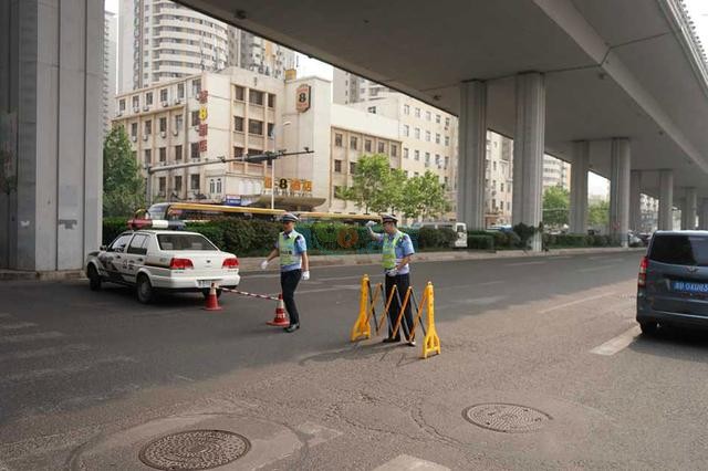 青岛16中考点再现堵路家长 公交也不放行