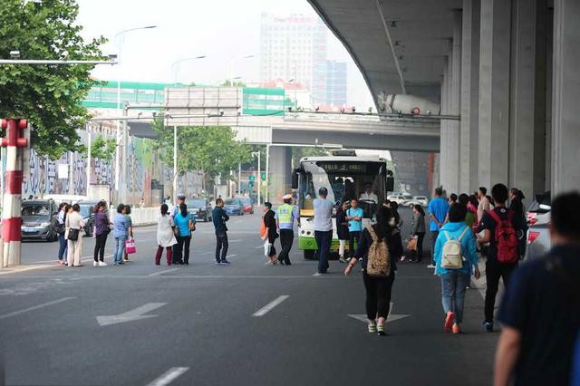 青岛16中考点再现堵路家长 公交也不放行
