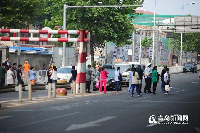 青岛16中考点再现堵路家长 公交也不放行